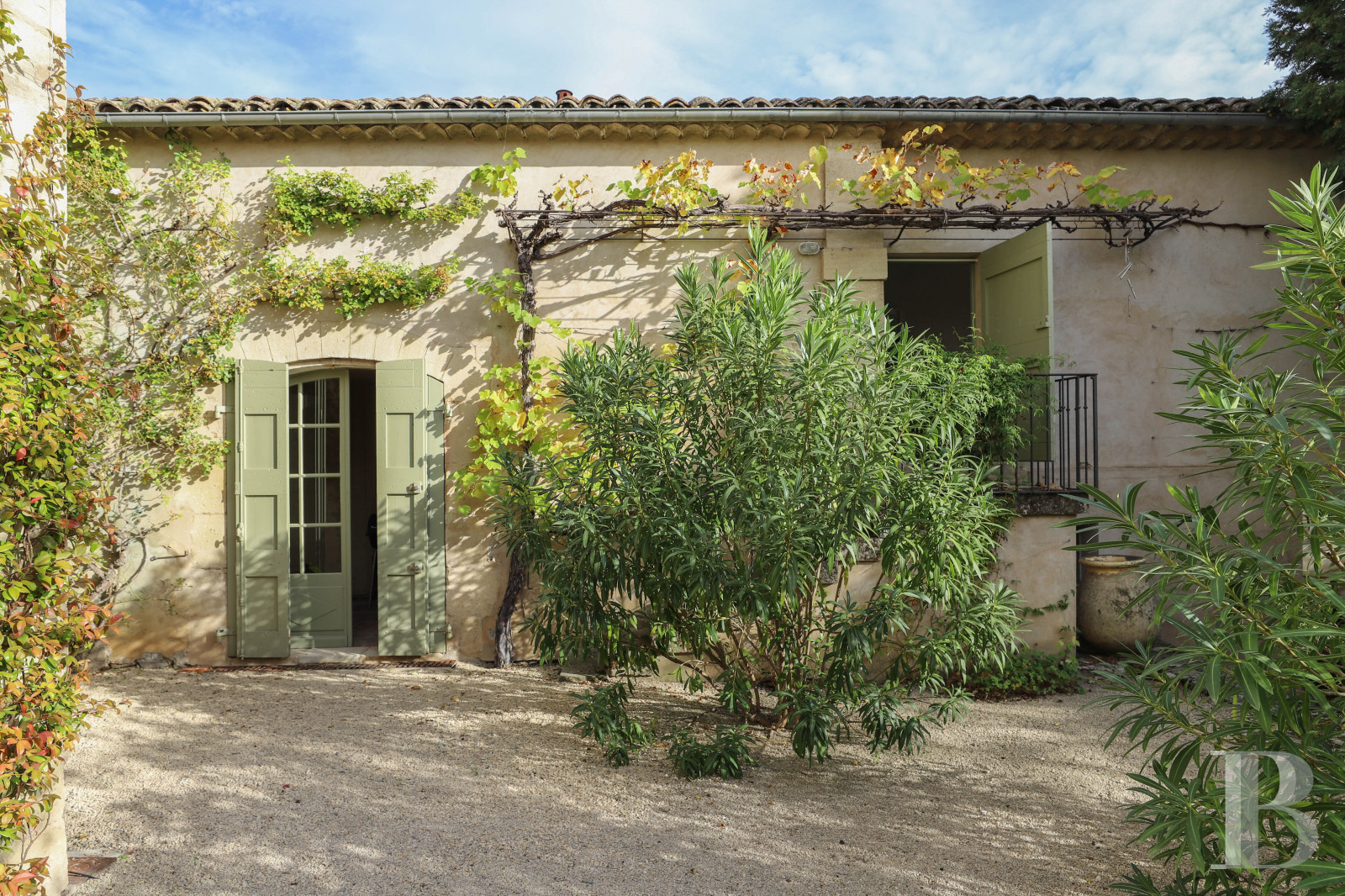 Dans les Alpes-de-Haute-Provence, au sud de Forcalquier, une maison de village traditionnelle et audacieuse - photo  n°40